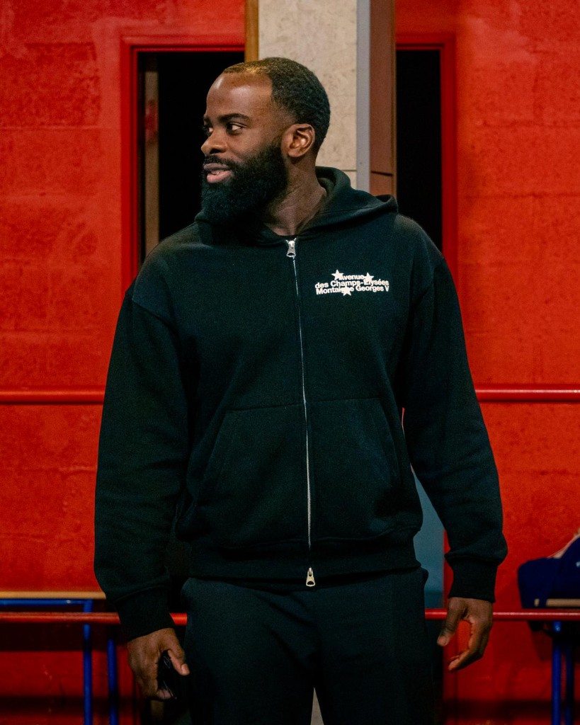 Portrait de Jordy Selo, coach sportif Soldier For Life, en tenue noire sur fond coloré