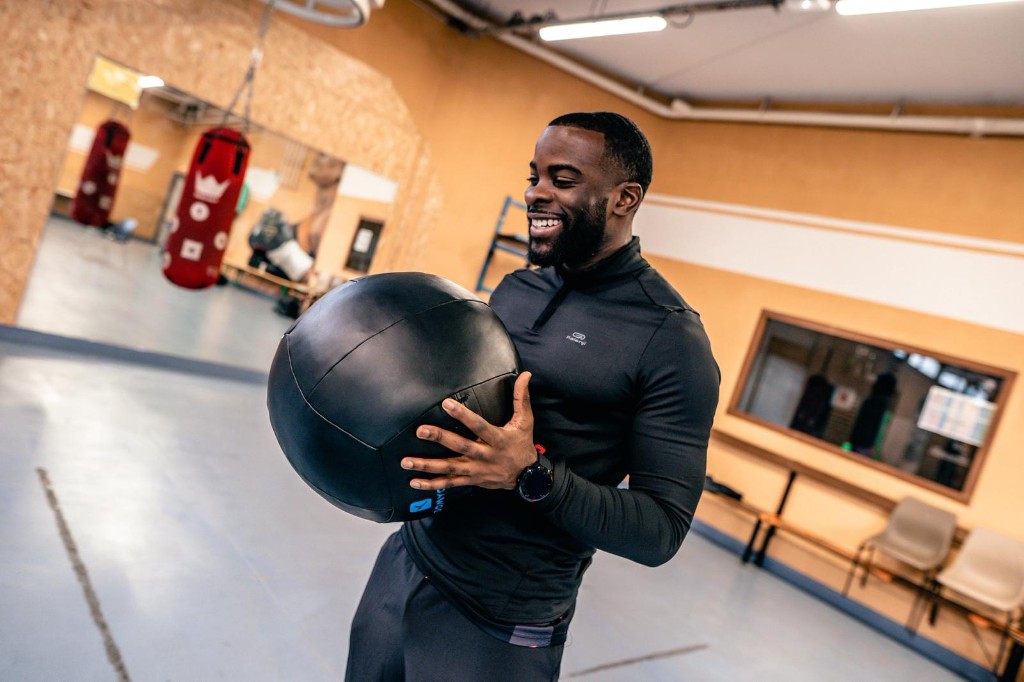 Coach Soldier For Life avec ballon médicinal en salle — séance individuelle Focus Solo