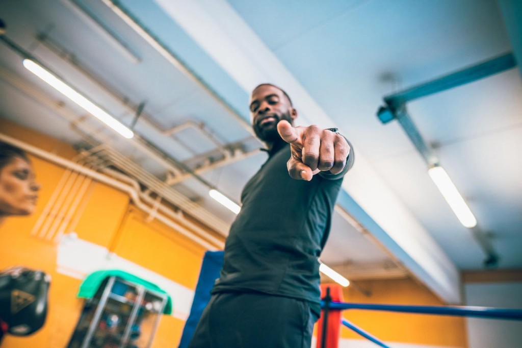 Coach motivant séance collective haute intensité — accompagnement transformation physique