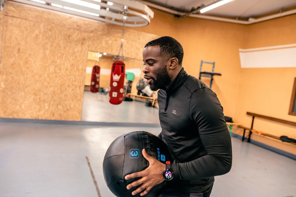Exercice au ballon de musculation en salle — programme coaching personnalisé Valenton