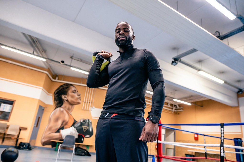 Coach avec kettlebell en salle de boxe — pack transformation 24 séances Soldier For Life Valenton